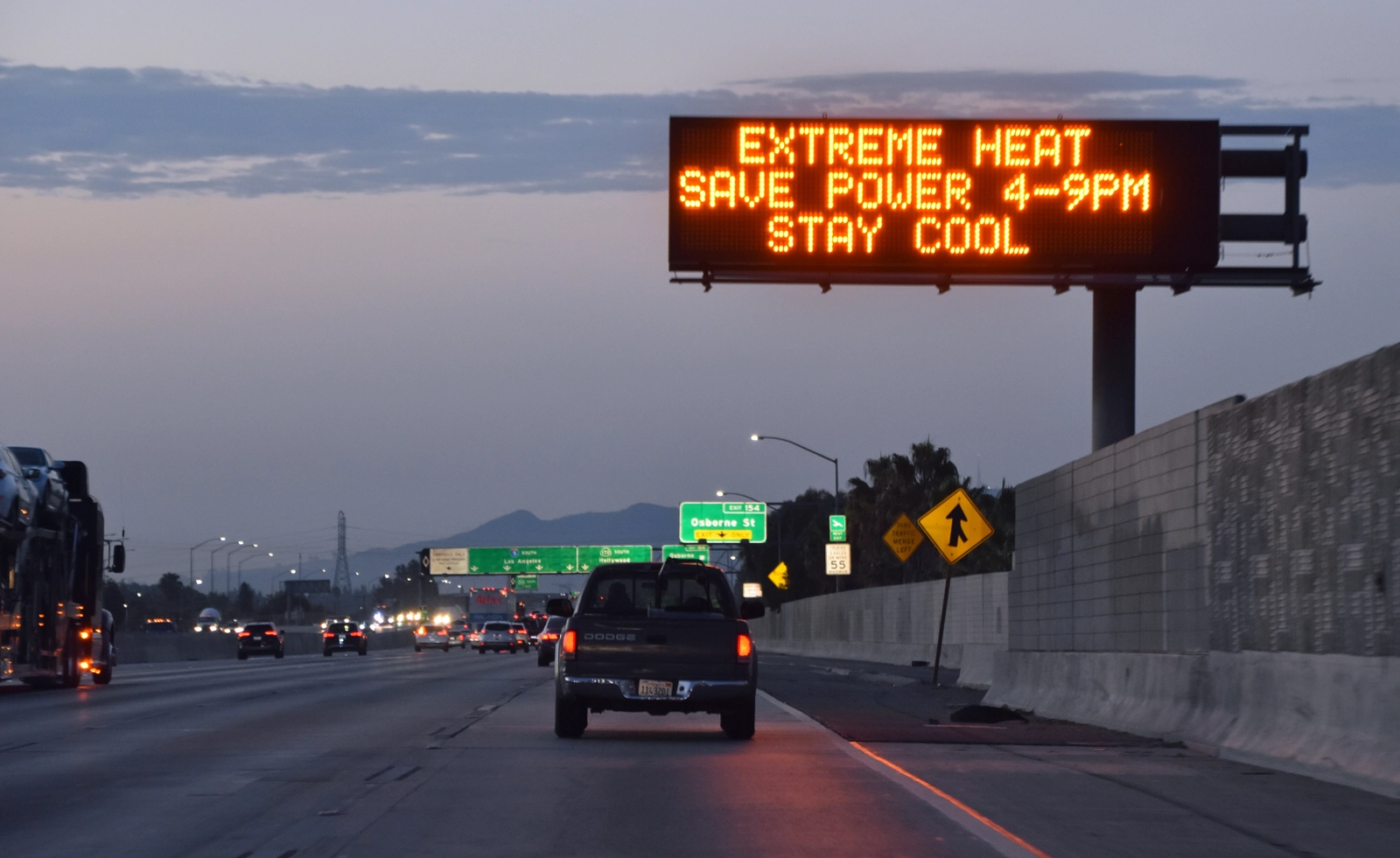 | Image: A road sign encourages the public to stay cool in Los Angeles, USA