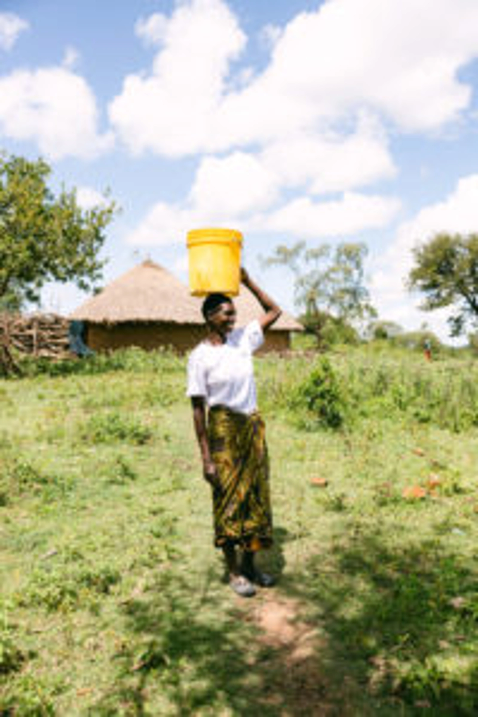 Joyce Mwita, 40 years old farmer, fetching water in Machochwe village, Serengeti, Tanzania. Image: WaterAid.