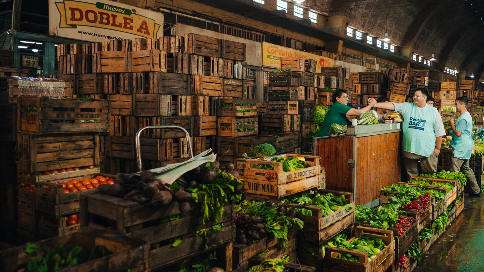 Image: Nico Lopez from Banco de Alimentos Rosario's market recovery program, RecuperBAR, greets a vendor at Mercado de Productores Rosario to begin work.