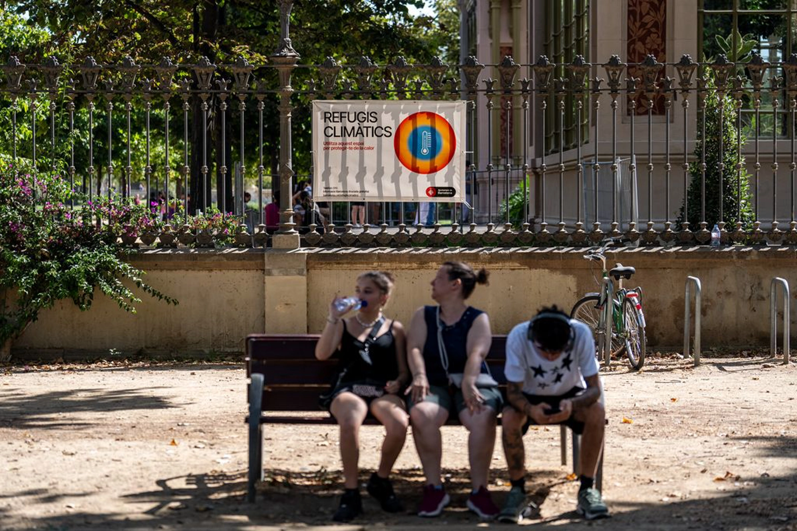 | Image: People shade in Parc de la Ciutadella, Barcelona.